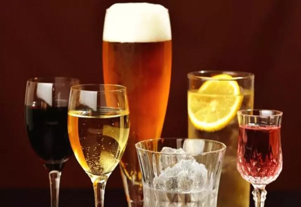 CONSUMUL DE ALCOOL, ASOCIAT CU ȘAPTE TIPURI DE CANCER