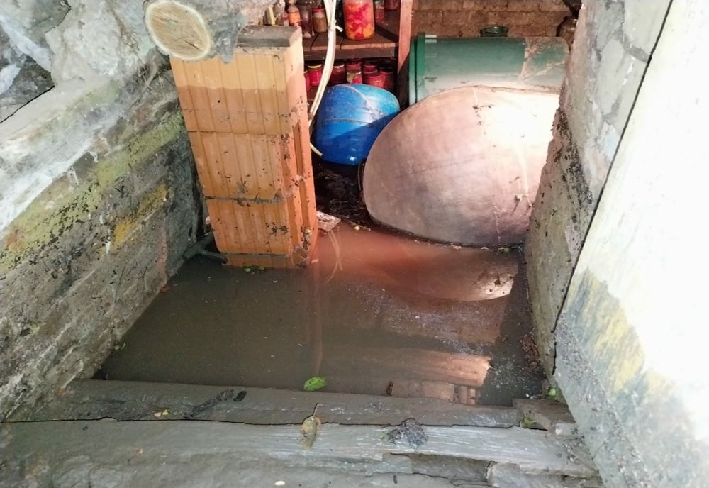 Pompierii intervin pentru scoaterea apei din gospodării din judeţul Dolj, după ploile abundente