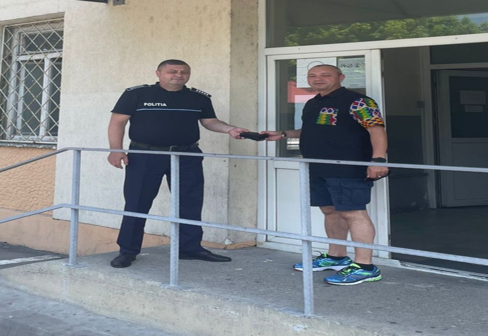 Craiova: Portofel cu generoasă sumă de bani, găsit pe stradă, restituit proprietarului