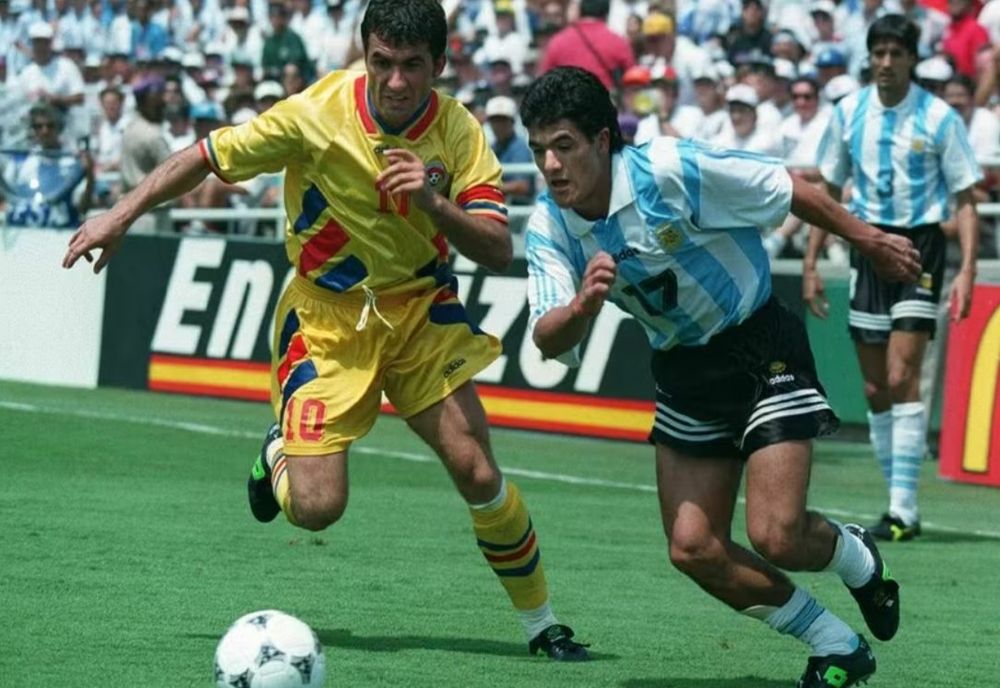 Fotbaliștii ”Generației de Aur” organizează un meci de retragere. Ce vedete ajung la București?