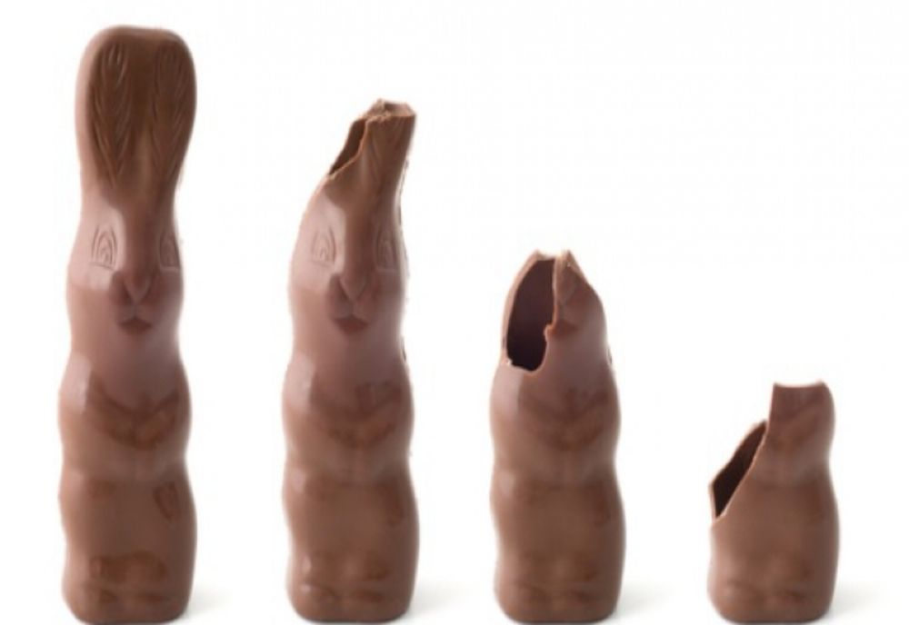 Românii vânează banii ascunși în dulciuri: zeci de ouă și de iepurași de ciocolată, distruși