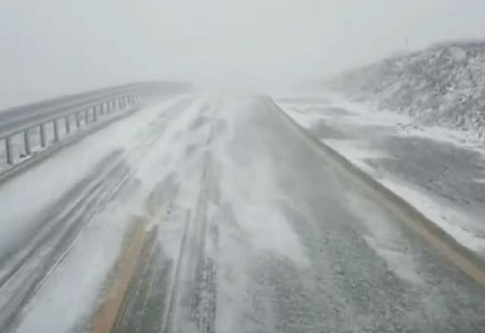 Transalpina, închisă din cauza viscolului. Circulația pe DN 67C a fost oprită pe ambele sensuri