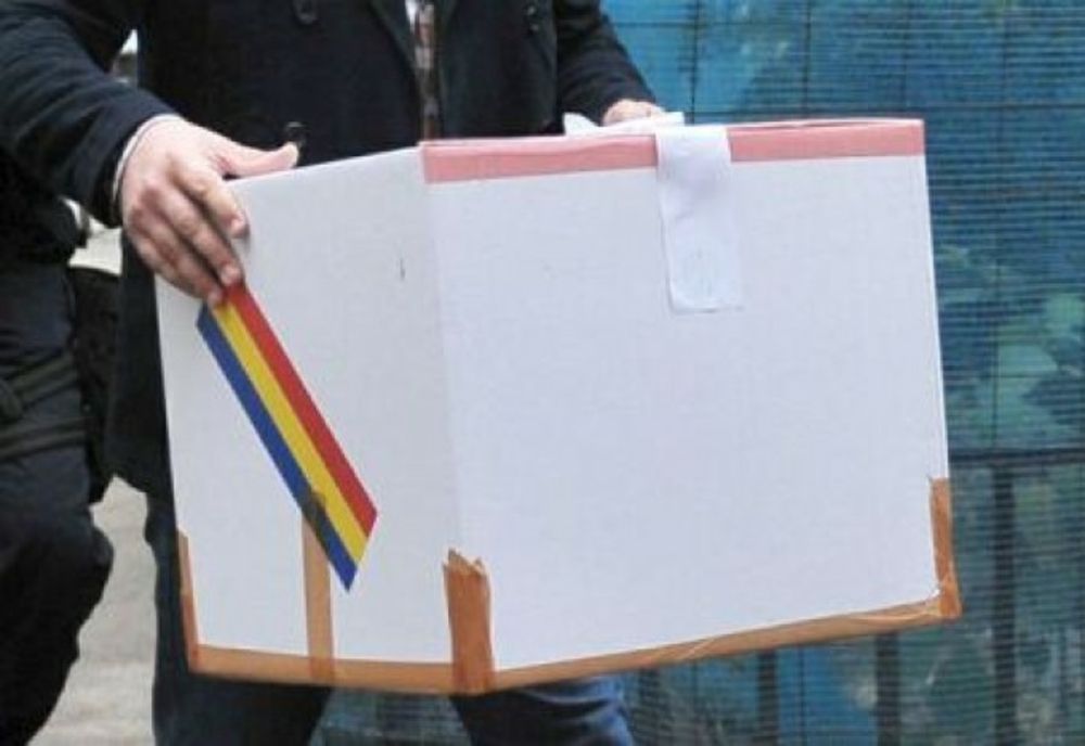 MEMBRII UNEI COMISII DE VOTARE CU URNA MOBILĂ DIN DOLJ AU ÎNMÂNAT CÂTE DOUĂ BULETINE DE VOT DE ACELAȘI FEL CĂTRE 10 PERSOANE