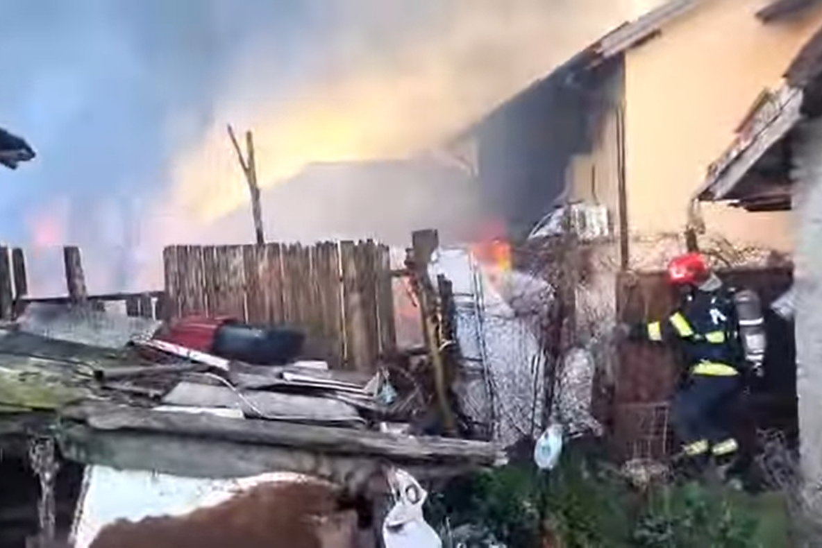 UN INCENDIU PUTERNIC A CUPRINS O GOSPODĂRIE DIN DOLJ. O BUTELIE A EXPLODAT