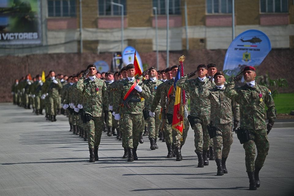 DRAPELUL DE LUPTĂ AL BATALIONULUI 20 INFANTERIE „DOLJ“, DECORAT CU ORDINUL „VIRTUTEA MILITARĂ“ ÎN GRAD DE CAVALER