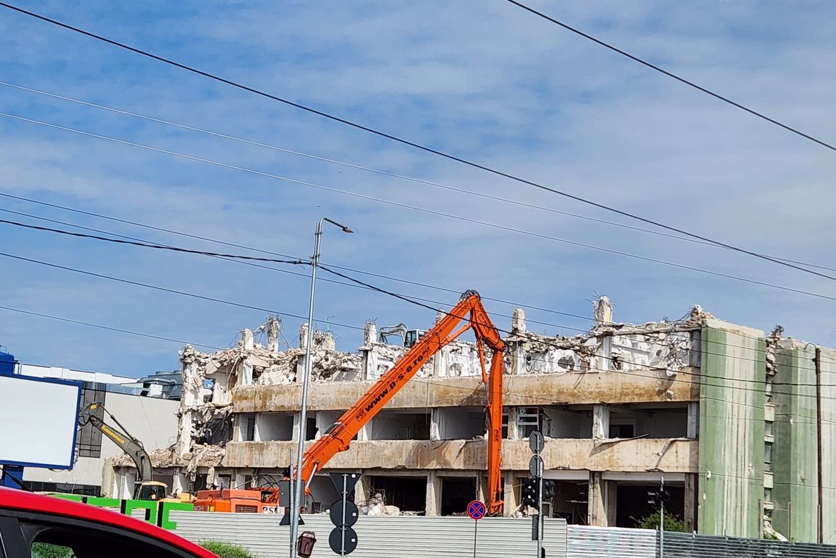 BULDOZERELE ȘTERG URMELE UNUI COLOS AL INDUSTRIEI DIN CRAIOVA