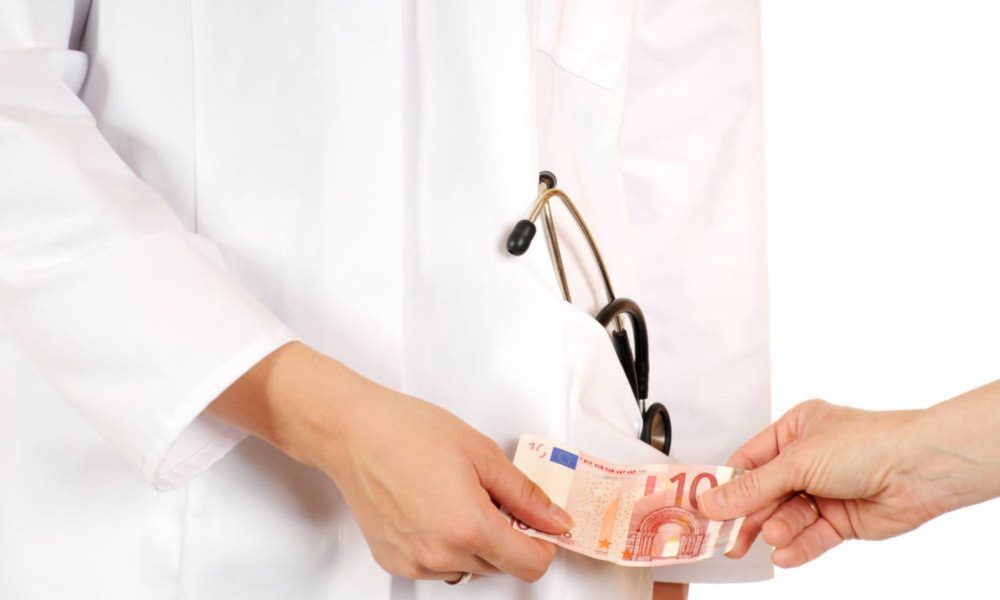 MEDIC DIN CRAIOVA, CONDAMNAT LA ÎNCHISOARE CU SUSPENDARE PENTRU LUARE DE MITĂ. ȘI-A RECUNOSCUT VINA