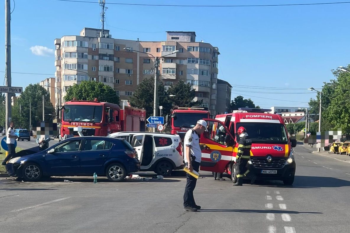ACCIDENT CU 8 VICTIME ÎN CRAIOVA. O ȘOFERIȚĂ A TRECUT PE ROȘU ȘI A LOVIT O AMBULANȚĂ