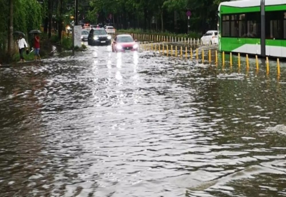 Cod portocaliu de inundații pe un sector al râului Jiu