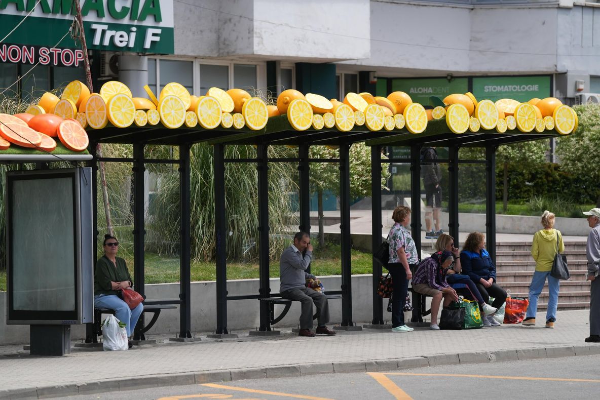 BUTAFORII DE LA TÂRGUL DE PAȘTE, PE STAȚIILE DE AUTOBUZ DIN CRAIOVA. „ORIBILE! ȘI NU SUNT DELOC PRACTICE“