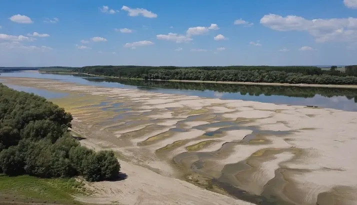 Intervenție crucială pe Dunăre pentru salvarea Cernavodă. ANAR: Fiecare barjă va fi scufundată în 3-4 ore