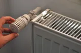 Cum păstrezi căldura în apartament și plătești mai puțin la întreținere