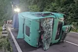 Trafic blocat pe Valea Oltului, timp de mai multe ore, după ce un TIR a plonjat în Olt: imagini halucinante VIDEO