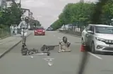 Poliția a deschis o anchetă după ce doi tineri au căzut de pe trotinete în fața unei mașini. Unul dintre ei a ajuns sub autoturism - VIDEO