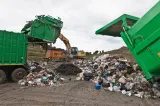 Un localnic din Dolj s-a trezit cu gunoiul aruncat peste gard, în propria curte. Gestul primăriei a stârnit controverse