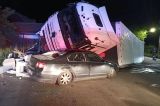 Accident rutier, pe DN 7 în Vâlcea. Un TIR încărcat cu energizante s-a răsturnat peste o mașină parcată