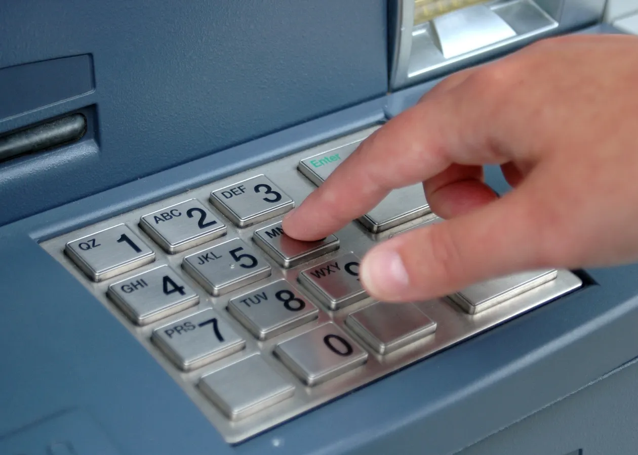 Tânără din Craiova, arestată în SUA pentru fraudă cu carduri bancare. Aceasta a fost găsită în Bănie și va fi predată autorităților din America