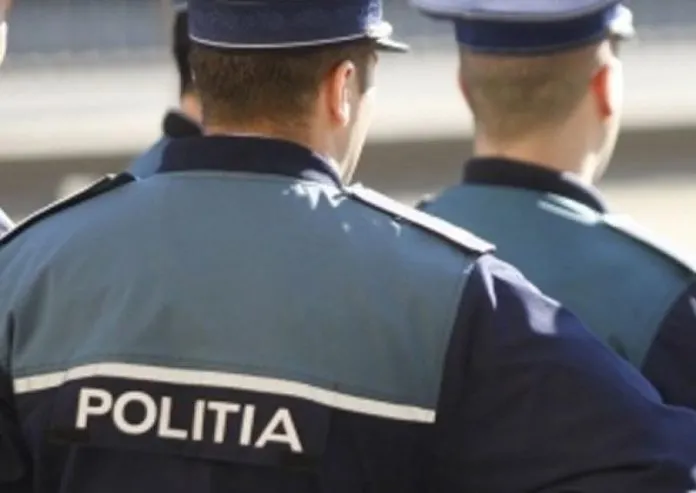 politisti-cu-spatele-696x493