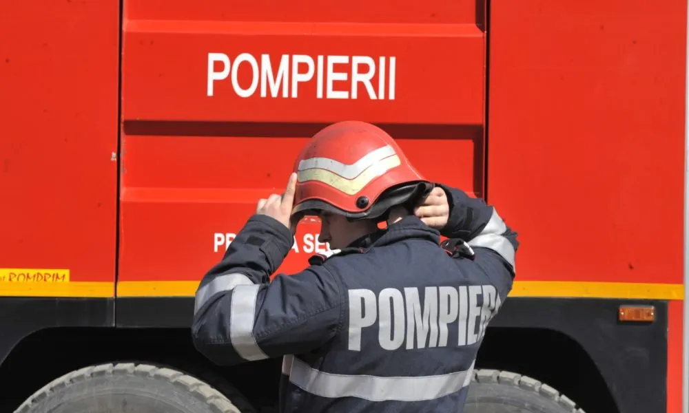 Incendiu în Craiova ce se poate extinde la un bloc aflat în construcţie