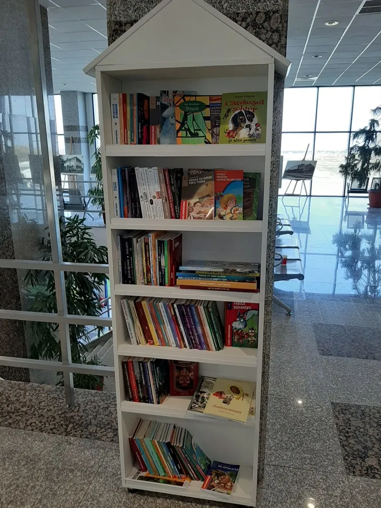 Biblioteca din Aeroportul Internațional Craiova. Peste 1.000 de cărți pentru călători