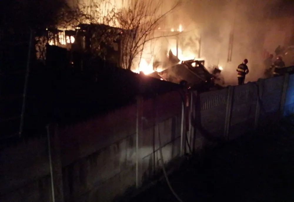 Incendiu la o vopsitorie auto din Craiova. Două mașini au ars, alte șase în pericol 