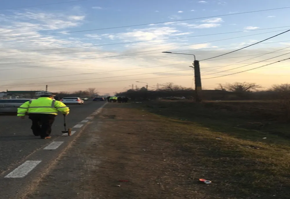 Dolj: IMPACT între un tractor și o mașină, pe DN 6. Un bărbat de 40 de ani a ajuns la spital   