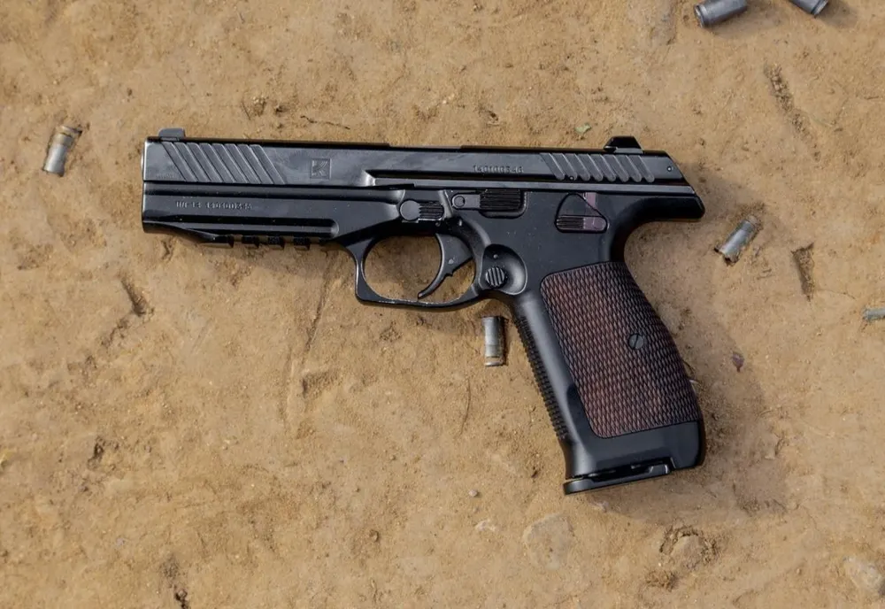 Pistol deținut ilegal, confiscat de polițiștii craioveni 