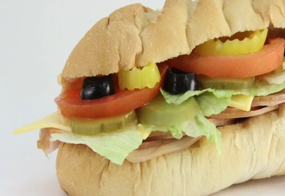 „Masa caldă” cu sandwich-uri și fructe în județul Dolj. „Nu există spațiu adecvat pentru pregătirea și servirea mesei” 