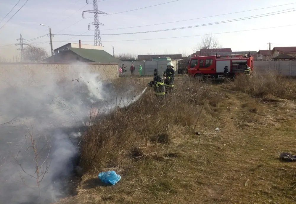 Arde vegetația uscată dintr-un cartier de case din Craiova