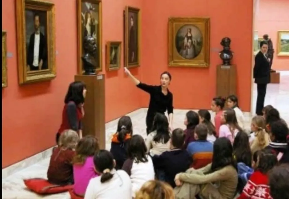 Modificări legea educației: Numărul elevilor într-o clasă se reduce, acces gratuit pentru elevi la teatru, muzee, operă