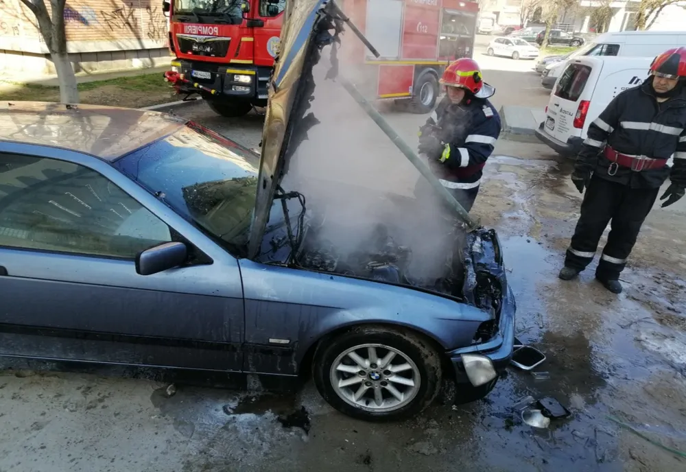 Mașina unui craiovean a luat foc în parcare 