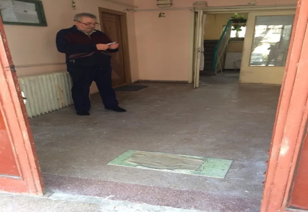 Soluție de moment la Craiova: Covoare îmbibate în clor până apar dispozitivele cu dezinfectant 