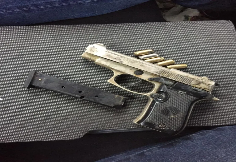 Un pistol, articole pirotehnice și țigări de contrabandă, ridicate în urma unor percheziții derulate într-o comună din Dolj