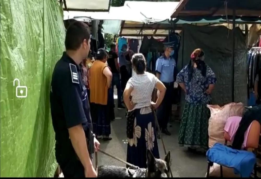 Verificări ample în târgul de haine vechi din Craiova. 80 de poliţişti şi mascaţi au participat la razie