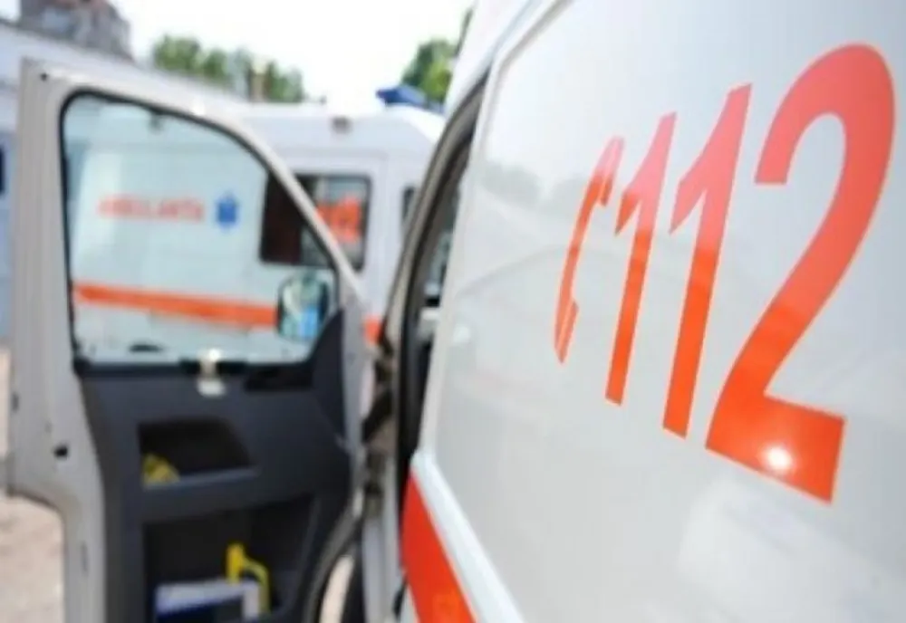 Dolj: Bărbat cu probleme psihice încătuşat de poliţişti după ce a spart geamul unei ambulanţe