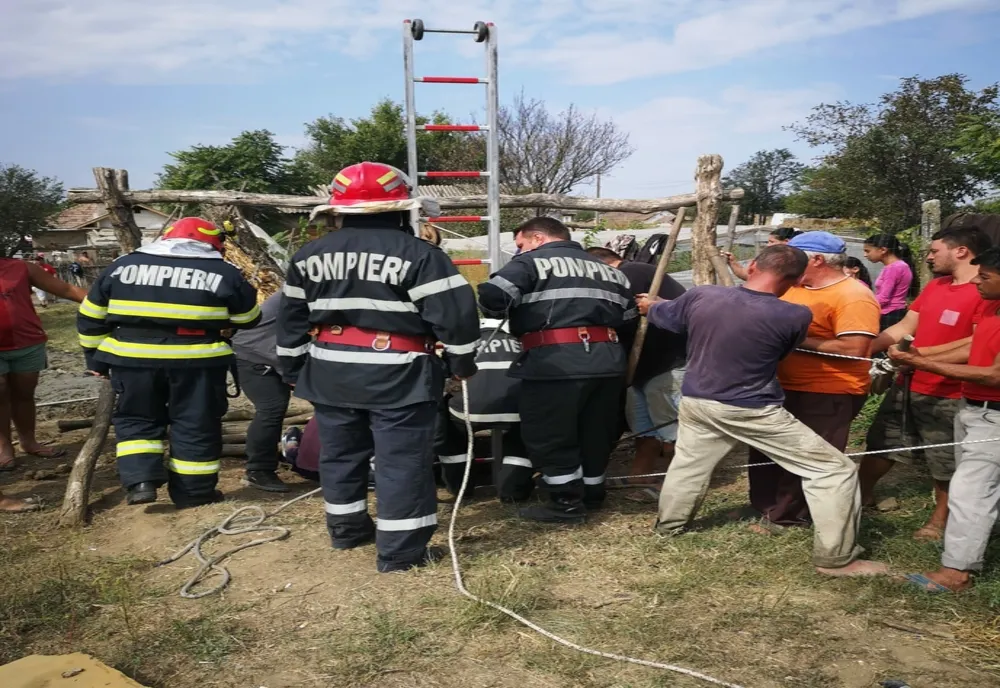 Doi bărbaţi, blocaţi într-o fântână, la Sadova. Au fost salvaţi de pompieri