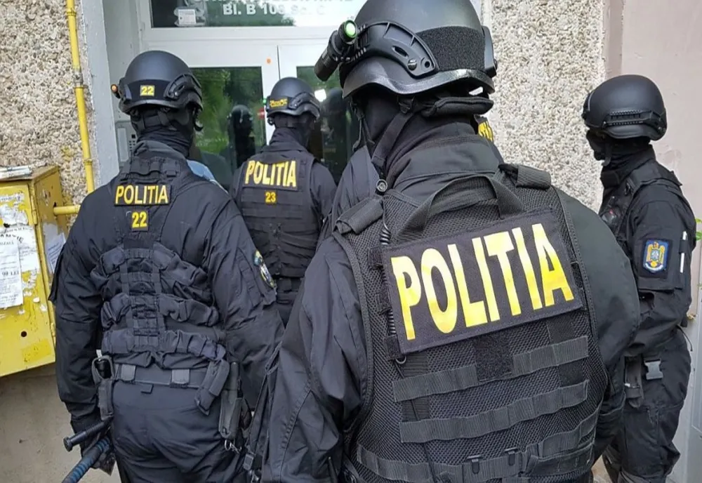 Percheziţii la Craiova. Pistol deţinut ilegal de un tână
