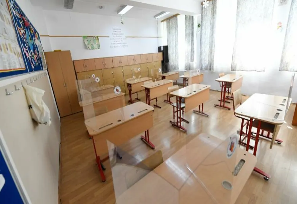Craiova: 10 elevi şi doi profesori, testaţi pozitiv pentru COVID-19