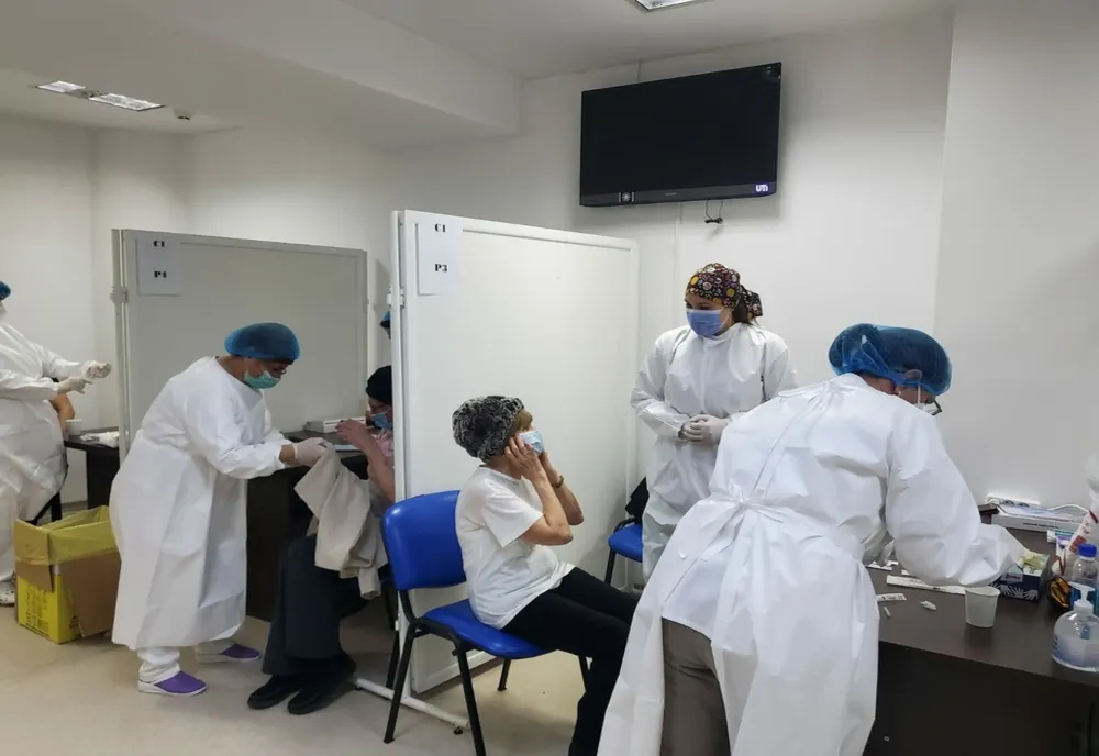 Cea de a doua etapă de vaccinare anti-COVID a început şi în Dolj