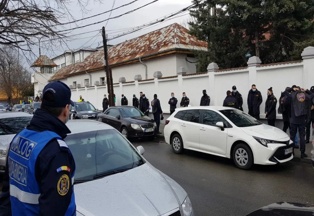 Protest la Penitenciarul Craiova. Zeci de angajaţi au ieşit în stradă