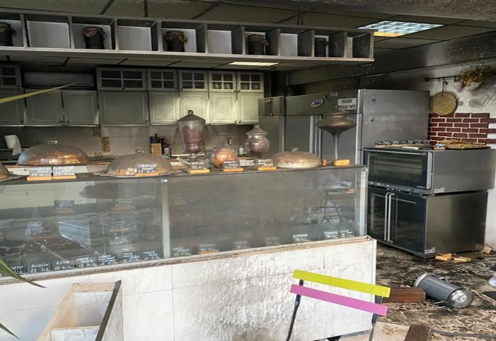 Cofetărie din Craiova, vandalizată şi incendiată