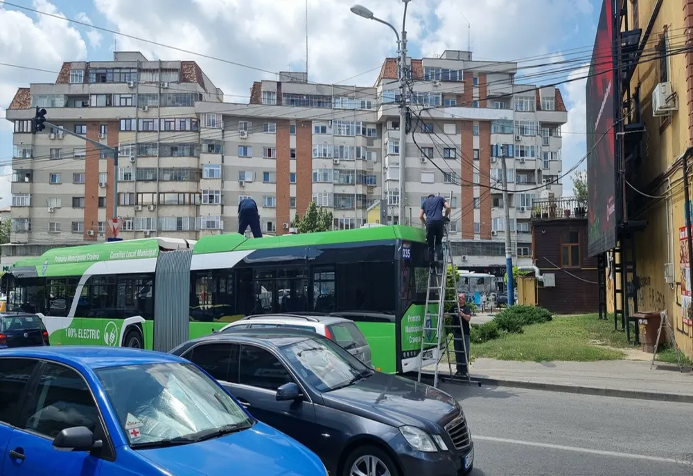 Craiova: Autobuzul electric a cedat. Defecţiunea, verificată