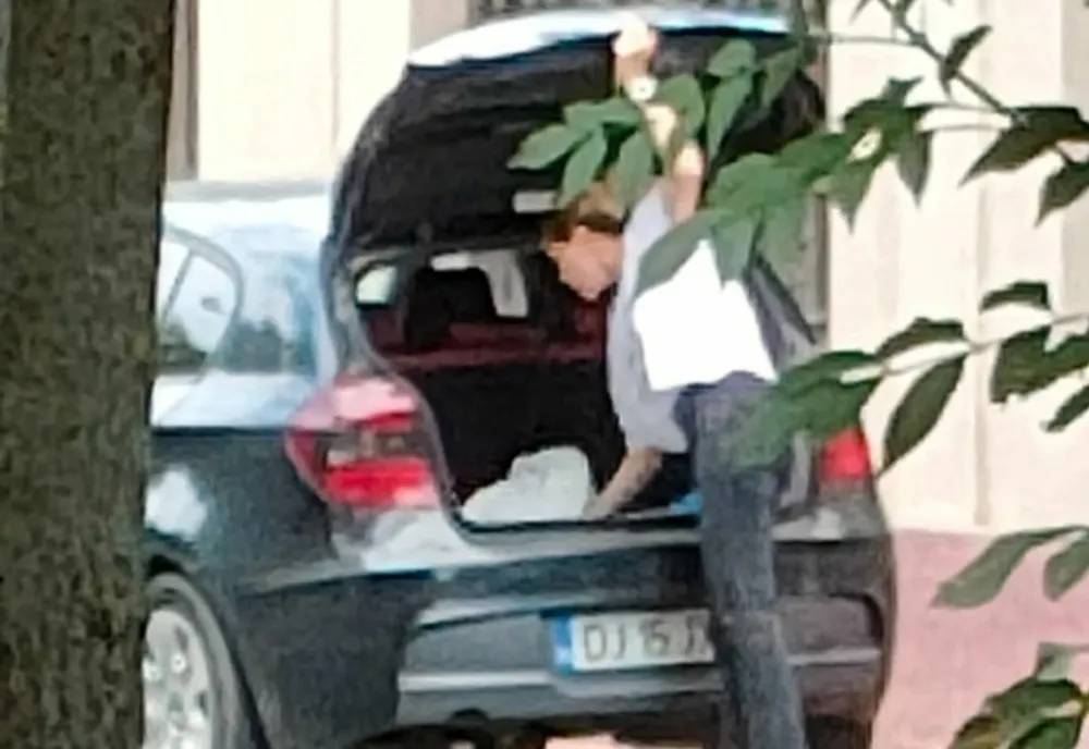Craiova: A coborât din limuzină şi a rupt flori din parc