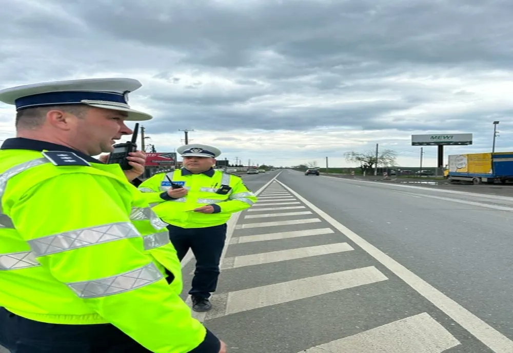 Bărbat de 80 de ani, din Gorj, blocat în trafic cu ajutorul luptătorilor SAS, după ce a încercat să fugă cu maşina de poliţişti