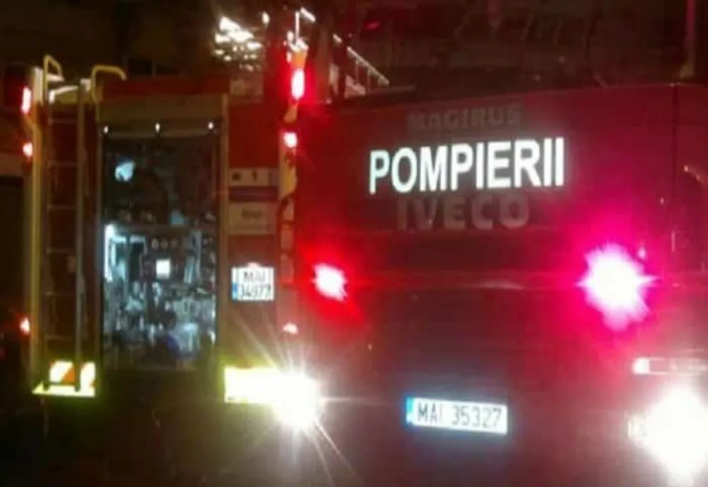 INCENDIU PUTERNIC ÎN FILIAȘI. DOUĂ ACOPERIȘURI DISTRUSE DIN CAUZA UNUI SCURTCIRCUIT ELECTRIC