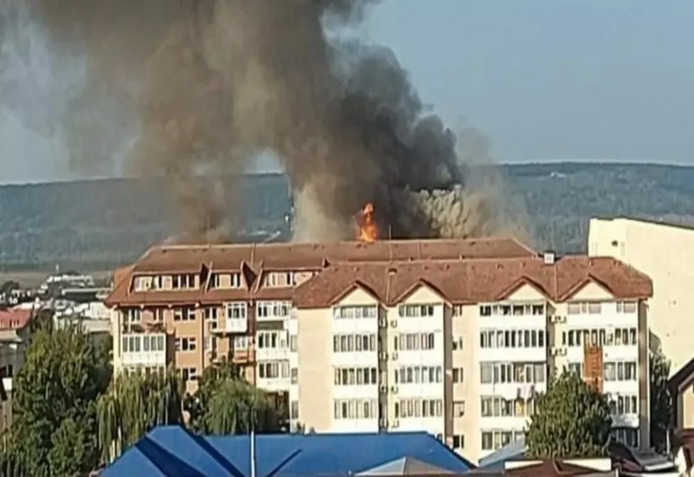 Incendiu puternic, în Craiova: ard două blocuri de locuințe - VIDEO