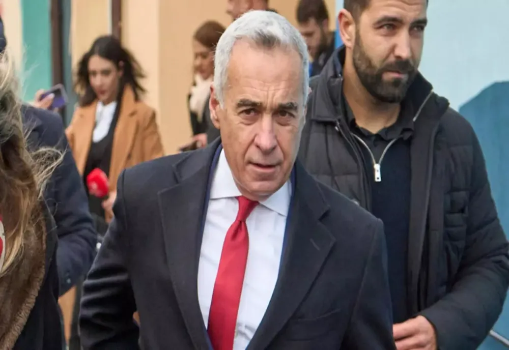 CĂLIN GEORGESCU AFLĂ ASTĂZI DACĂ SCAPĂ DE CONTROLUL JUDICIAR. SUTE DE OAMENI L-AU SUSȚINUT ÎN FAȚA TRIBUNALULUI