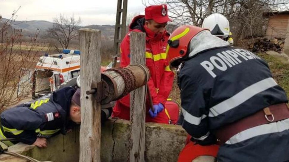 Femeie de 72 de ani salvată de pompieri după ce a căzut într-o fântână de 20 de metri, în Dolj