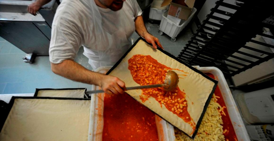 Firmele de catering care asigură hrana elevilor craioveni, controlate abia după ce vor fi numărate. „Protecția Consumatorului” dezmorțită și trecută la teme