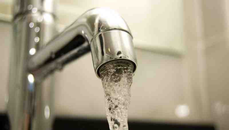 apa-are-curge-la-robinet